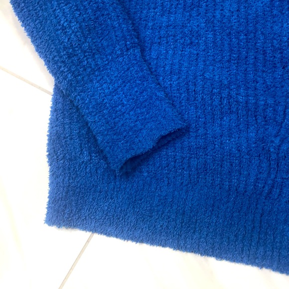 Sincerely Jules cropped cobalt blue plush v-neck sweater - Picture 8 of 11